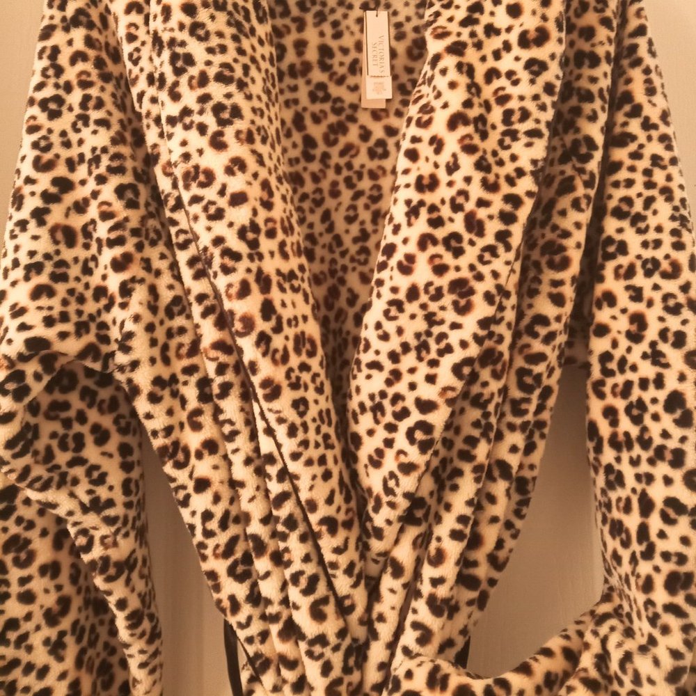 NWT🎁Victoria's Secret Plush Cozy Robe,Shawl Collar,Tie Waist, Pockets - Picture 11 of 15